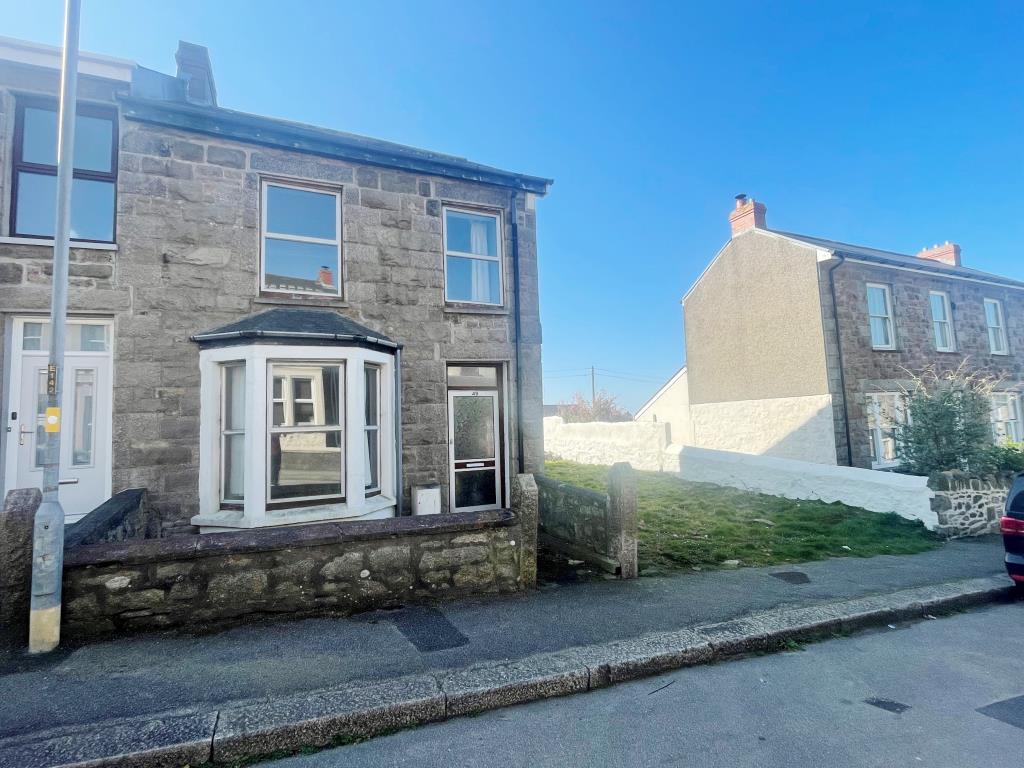 Lot: 38 - FREEHOLD PROPERTY WITH ADDITIONAL LAND - Front elevation of property with land to side